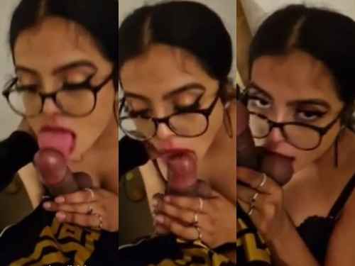Porn Desi MMS Desi Chasmis Girl अपने पूर्व प्रेमी का लिंग चूसा Desi Sex