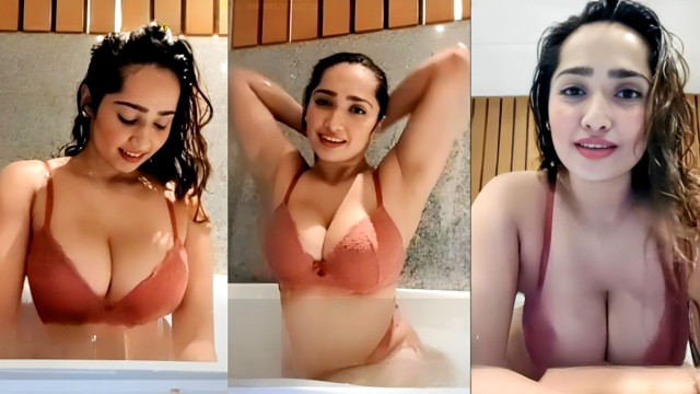 Aditi Mistry Lingerie Show in Bathtub 2025 Hindi XXX Live Video